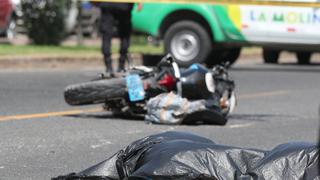 ¿Cuáles son las principales causas de accidentes de tránsito fatales protagonizados por motociclistas?