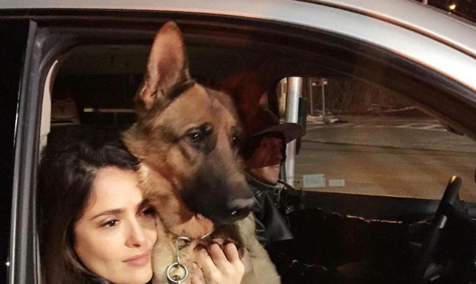 Salma Hayek destrozada tras el asesinato de su perro  