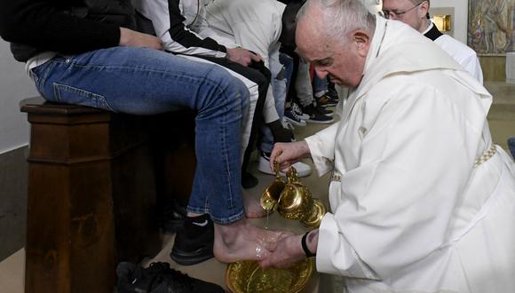 El Papa Francisco realizando el "Lavatorio de los pies" de doce jóvenes detenidos en el Instituto Penal para menores "Casal del Marmo" en Roma, como parte de las celebraciones. de la Semana Santa. (Photo by Handout / VATICAN MEDIA / AFP)