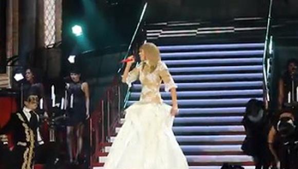 Taylor Swift: Se le cae parte del diente en pleno concierto [VIDEO]