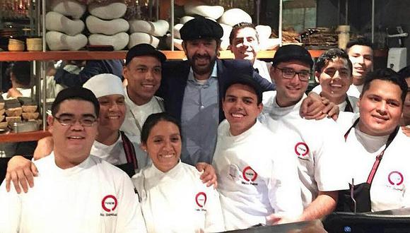 ​Juan Luis Guerra ya está en Lima y disfruta en restaurante peruano