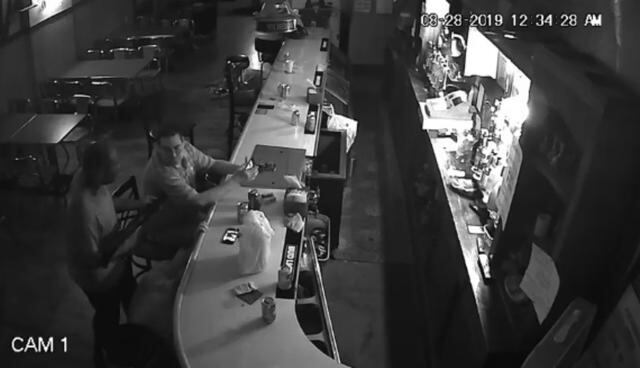 Se viralizó en Facebook la reacción del cliente de un bar que era asaltado. (Foto: Captura)