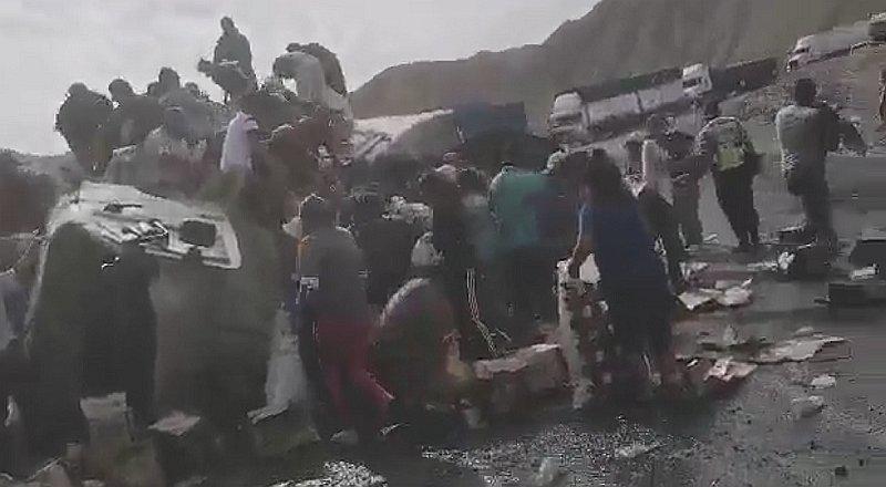 Policía rompe en llanto frente a saqueo de camión en Ica (VIDEO)