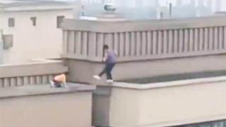 El inquietante video viral de dos adolescentes practicando parkour en un edificio de 27 pisos en China