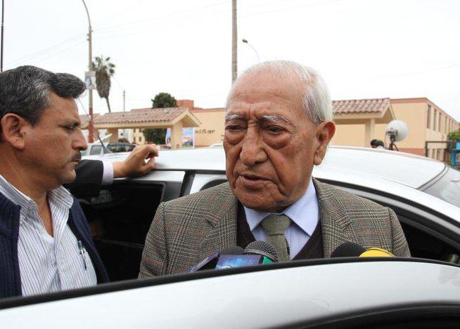 Isaac Humala pide frenar "a mujeres que se quieren subir sobre sus maridos presidentes"