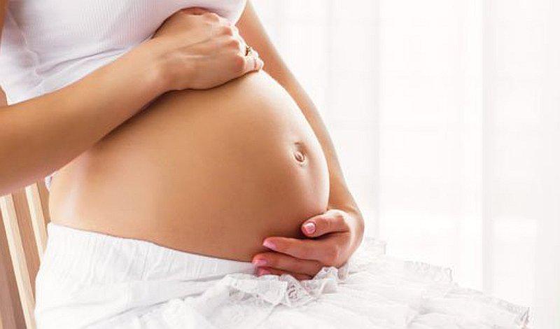 Belleza en el embarazo: ¿debes preocuparte por los vellos en el vientre? 