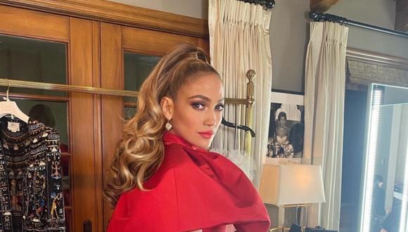 Jennifer Lopez cautivó a sus fans con el vestido rojo que usó para Navidad. (Foto: @jlo)