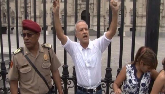 '​Nano' Guerra García se encadenó en Palacio de Gobierno para protestar contra Guzmán  [VIDEO]