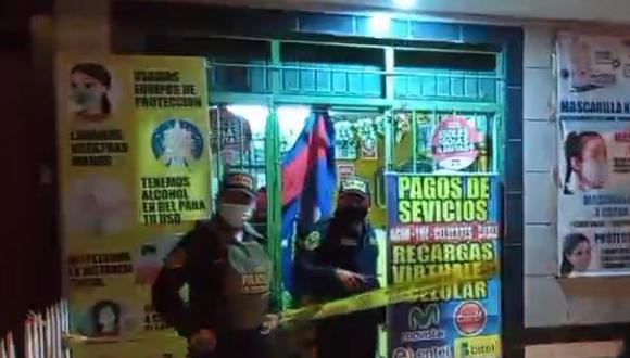 Al lugar llegaron agentes de la Policía Nacional del Perú (PNP) para iniciar con las investigaciones del caso y determinar el motivo del crimen.  (Foto: Facebook Ventanilla TV)