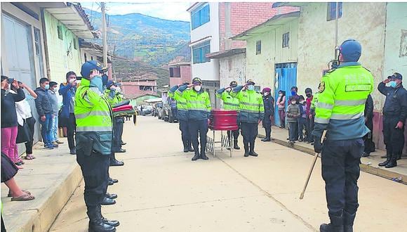 Huánuco: los familiares del fenecido policía recibieron el quepí y el Pabellón Nacional de manos del jefe de la V Macro Región Policial Huánuco, general PNP Carlos Tineo Crespín. (Foto: GEC)