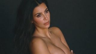 Kim Kardashian impacta con foto que revela secreto de sus pechos