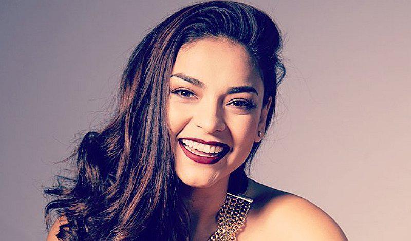 Cielo Torres y 3 chompas coloridas infaltables en tu clóset