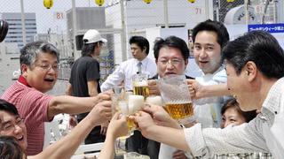 Gobierno de Japón lanza campaña para que los jóvenes beban más alcohol