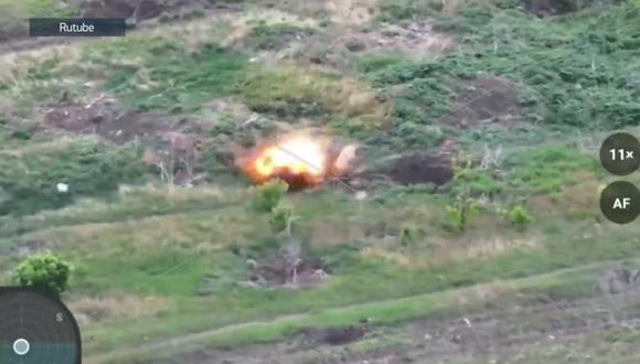 Soldado ruso hace explotar un dron antes de que le impacte en el cuerpo y lo mate.