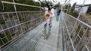 China: Crean puente de cristal y así reaccionan las personas que lo pasan [VIDEOS]