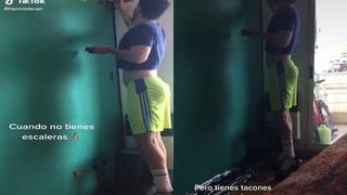 El verdadero “pintamos toda la casa”, usa tacos de su esposa para arreglar su pared
