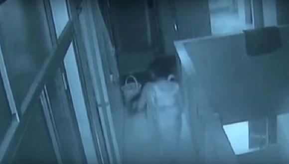 YouTube: Tía arroja a su sobrino por balcón porque lloraba mucho [VIDEO]