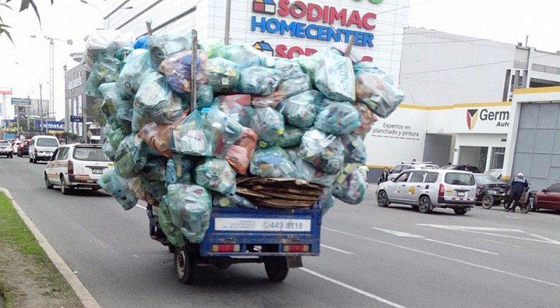 Surquillo: moto repleta de reciclaje a punto de colapsar en plena avenida