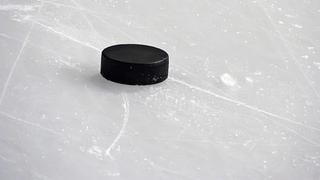 Rusia: Muere tras recibir impacto de disco en el cuello durante partido de hockey   