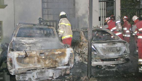 Explosión de dos vehículos causa alarma en San Isidro