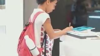 Escolar usa tablet de centro comercial para hacer su tarea | VIDEO