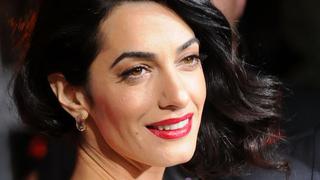 Amal Clooney es el resumen caminante de las últimas tendencias 