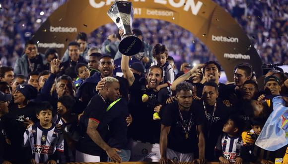 Hernán Barcos levantó su segundo título con Alianza Lima. (Foto: Jesús Saucedo / GEC)