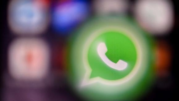 Una fotografía tomada el 23 de marzo de 2022 en Moscú muestra el logotipo del software de mensajería instantánea estadounidense Whatsapp en la pantalla de un teléfono inteligente. (Foto por AFP)