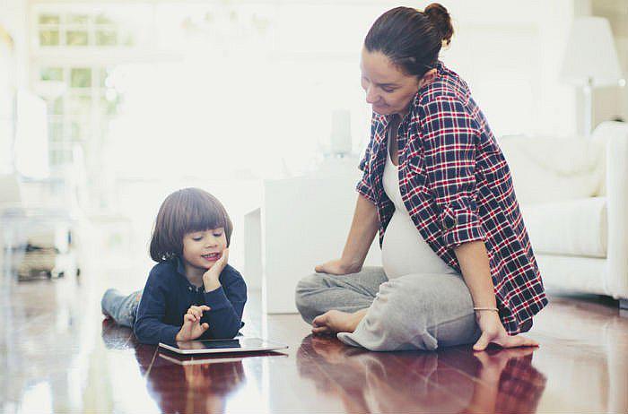 Atenta: ¿Cómo reconocer a una mamá tecnológica y qué regalos hacer por su día?