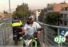 Santa Anita: motociclistas ponen en peligro a transeúntes al cruzar por puente peatonal