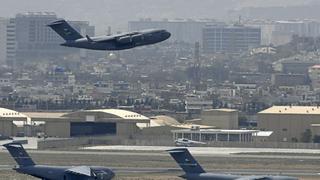 Tras 20 años de guerra, el último avión militar estadounidense abandonó Afganistán 