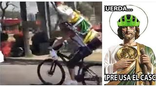 Ciclista con gigante imagen de San Judas sufre aparatoso accidente y genera 'memes' 