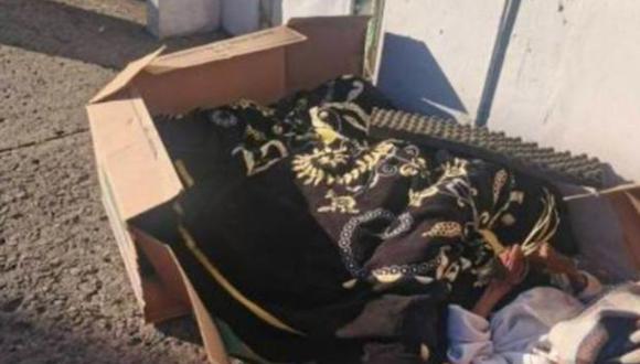 Los vecinos de Puebla (México) encontraron a la mujer en pijama sobre cobijas dentro de las cajas de cartón. (Foto: Captura de Twitter)
