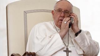 En un hecho sin precedentes, el papa Francisco conversa por celular durante audiencia en el Vaticano