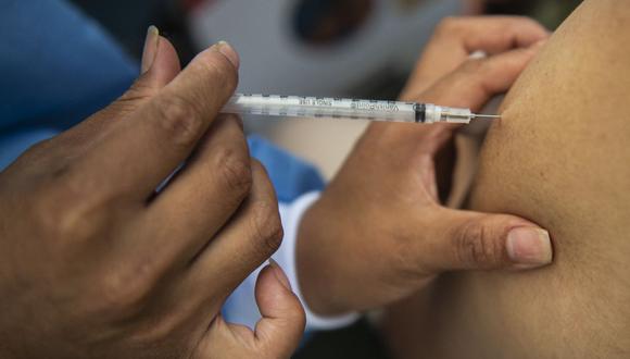 Los adultos mayores fueron incluidos en la primera etapa de vacunación contra el COVID-19 (Foto: Ernesto Benavides / AFP)