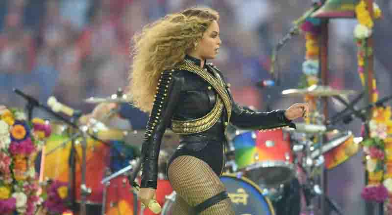 Beyoncé casi se cae durante el Super Bowl pero... [VIDEO] 