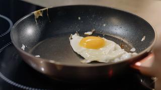 El truco para que la yema del huevo quede en el centro al freírlo