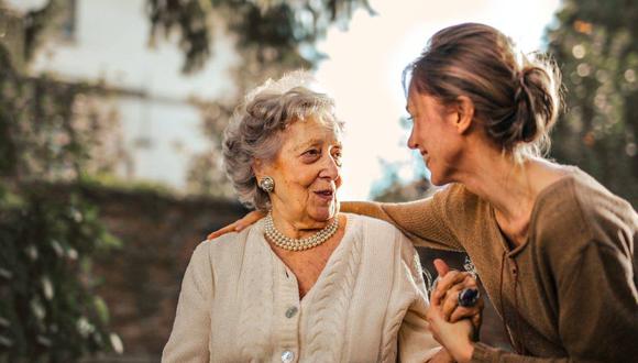 “Los cambios físicos y psicológicos durante el envejecimiento corresponden al desgaste de todos nuestros sistemas, por ello, es necesario que las personas más cercanas a los adultos mayores lleven un control constante", explica el especialista.  (Foto: Pexels)