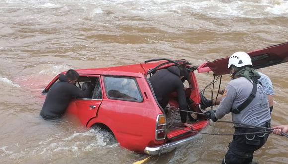 Junín:  la unidad de emergencia de Huancayo ingresó esta mañana al caudaloso afluente a bordo de un bote zodiac. (Foto: PNP)