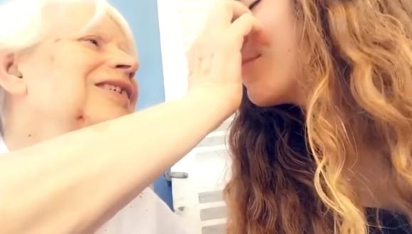Abuelita con alzheimer toca el rostro de su nieta porque no quiere olvidarla (VIDEO)