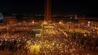 Miles de jóvenes se concentran para beber licor como si no hubiera ni huellas del Covid-19