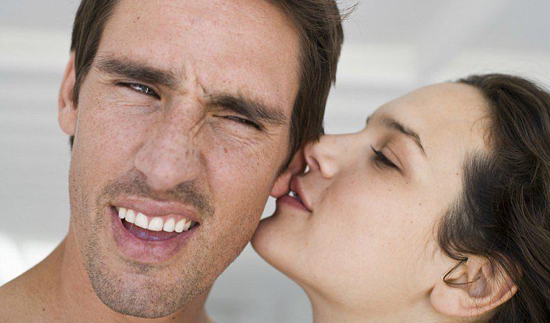 4 señales que dan los hombres tímidos antes de ir a la cama