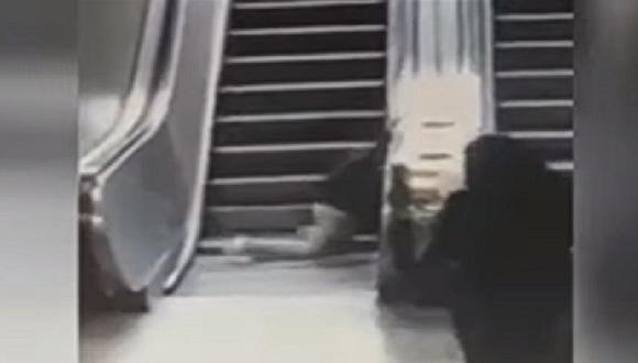 YouTube: niño sube por escalera eléctrica pero ocurre terrible accidente (VIDEO)