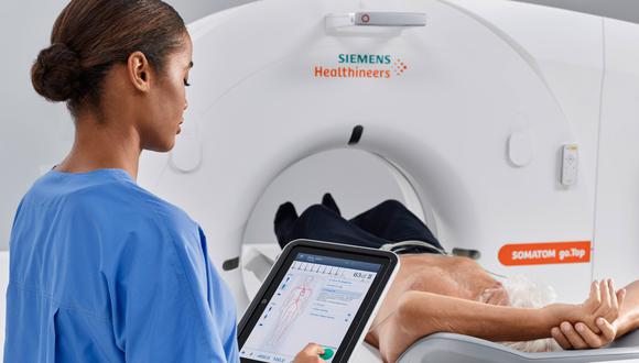 El tomógrafo SOMATOM go. es un equipo de alta gama con inteligencia artificial que representa un cambio significativo en la forma en la que se brinda atención médica a los pacientes. Foto: cortesía de Siemens Healthineers.