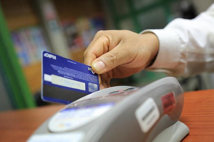 Tiendas que cobren 5% adicional por pagos con tarjeta de crédito serán multadas si omiten información 