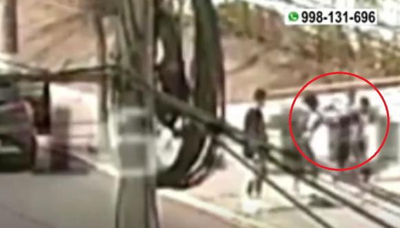 Un video registrado por cámaras de seguridad muestran cuando un sujeto arrebata de los brazos de su madre a un niño de 4 años, en Miraflores. (Captura: América Noticias)