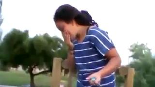 YouTube: niña graba algo terrible mientras jugaba en el parque con sus amigas (VIDEO)