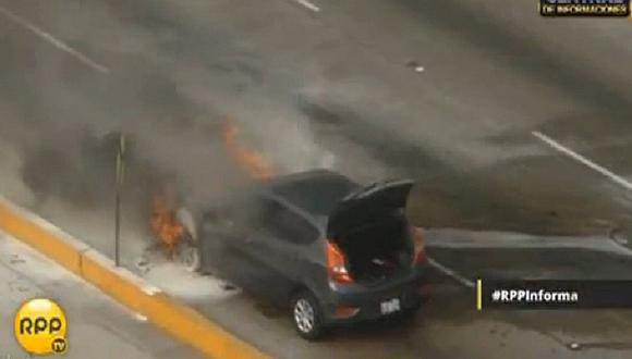 Vía Expresa: Auto se incendia y genera caos vehicular en San Isidro [VIDEO]