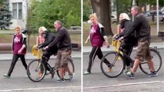 Ucrania: chimpancé escapa de zoológico y vuelve a su recinto en bicicleta | VIDEO