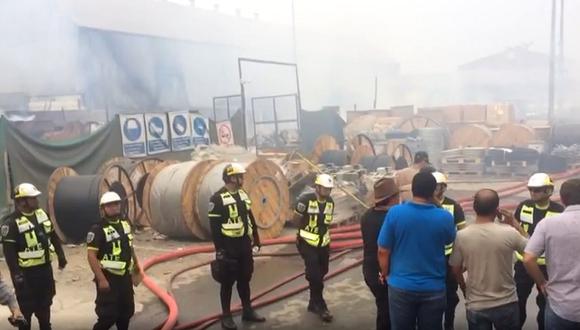 ​Incendio en almacén de Ate fue controlado por 10 unidades de bomberos (VIDEOS)